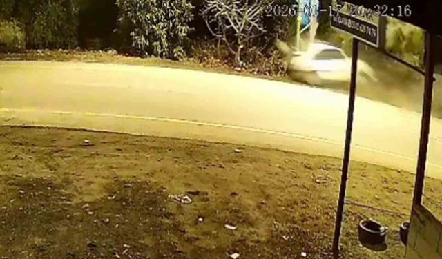 Otomobilin elektrik direğine saplandığı kaza kamerada