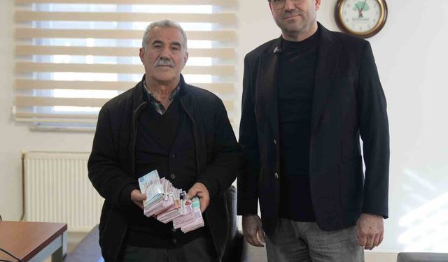 Para poşetini çöpe attı, çöp poşetiyle bankaya gitti