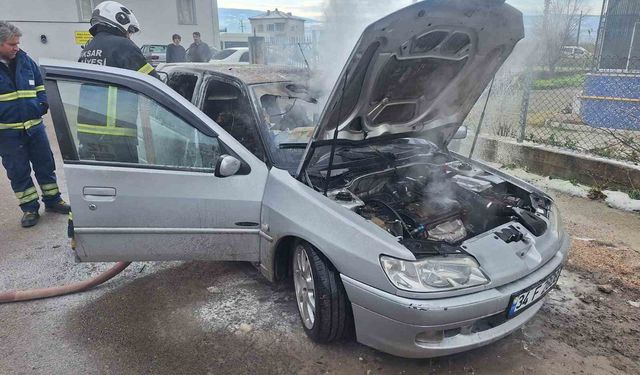 Park halindeki araç yanarak hurdaya döndü
