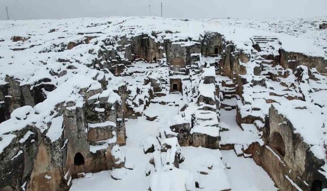 Perre Antik Kenti beyazlara büründü