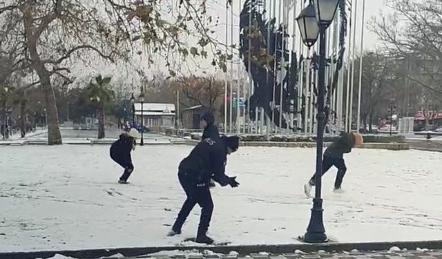Polis ve çocuklardan kartopu keyfi