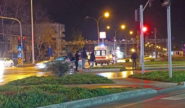 Sakarya'da otomobil ile motosiklet çarpıştı: 2 yaralı