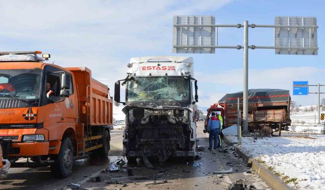 Samsun'da tır ile kamyonet çarpıştı: 2 yaralı