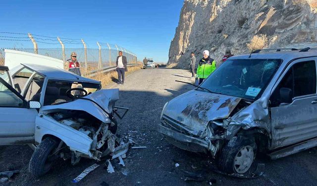 Şanlıurfa'da 2 araç çarpıştı: 3 yaralı