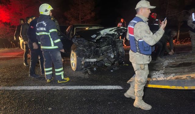 Şanlıurfa'da iki araç kafa kafaya çarpıştı: 7 yaralı