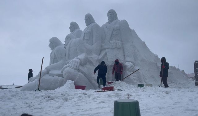 Sarıkamış'ta kardan heykellerin yapımı tamamlandı