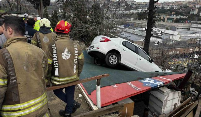 Sarıyer'de vitesi karıştırdı, otomobil kamelyanın üzerine uçtu