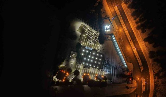 Şehitlikte yılbaşı gecesi: Aileler dualarla yeni yıla girdi