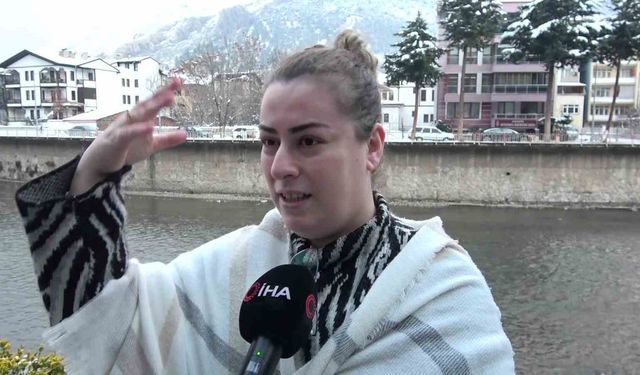 Selfie yapan çifte soğuk şok: Tentedeki karlar üstlerine döküldü