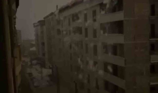 Şemdinli'de tonlarca ağırlıktaki kar kütlesi elektrik direklerini devirdi