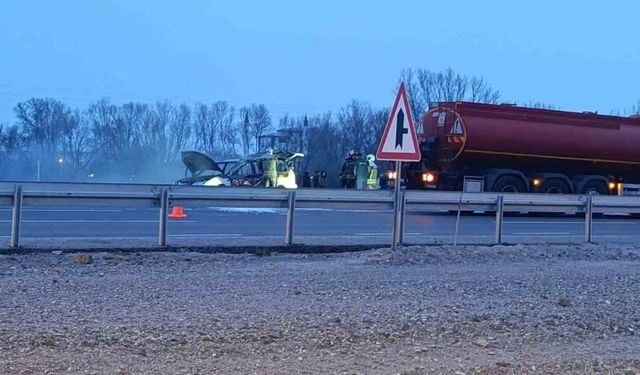 Seyir halindeki araç alev topuna döndü