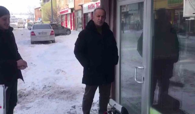 Sibirya soğukları esnafı zorladı: Donan kapı kilidini ısıtıcıyla açmaya çalıştı