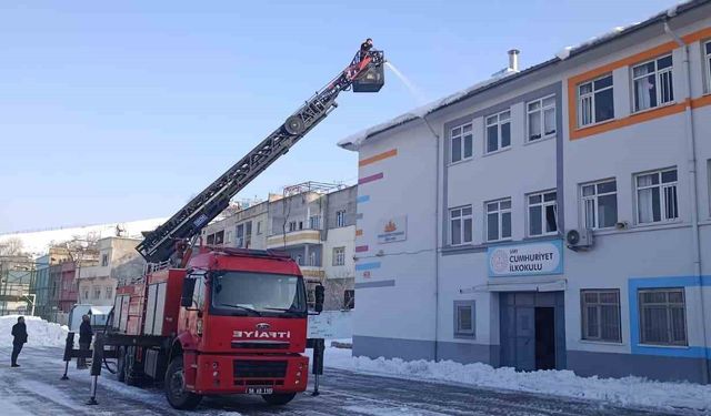 Siirt'te cadde, sokak ve okulların çatısındaki kar kütlesi itfaiye tarafından temizleniyor