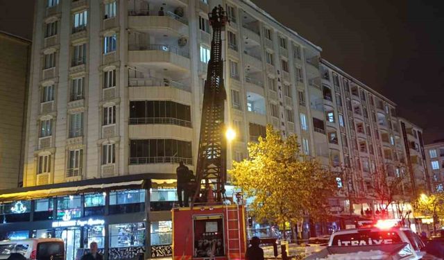 Siirt'te çatılardaki kat kütleleri itfaiye ekipleri tarafından temizlendi