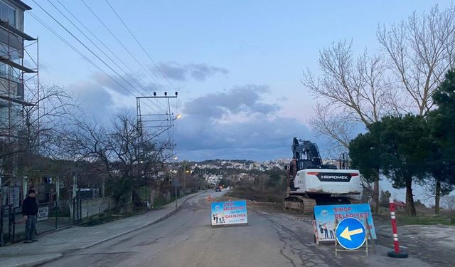 Sinop'ta çöken yolda onarım çalışmaları sürüyor