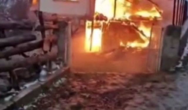 Sinop'ta iki katlı köy evi yanarak kül oldu