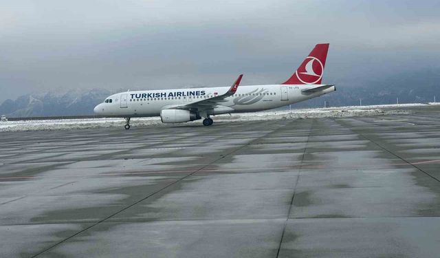 Şırnak Havalimanı'na 3 gün sonra ilk uçak indi