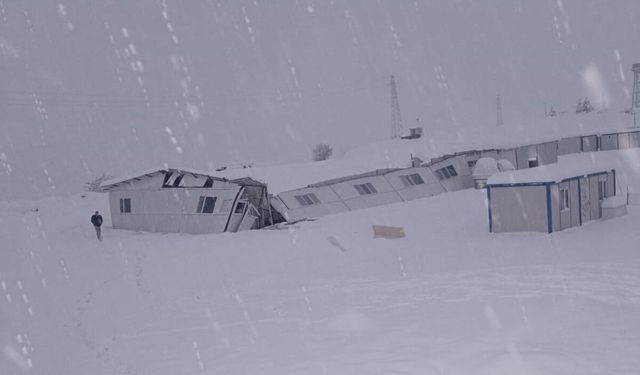 Şırnak'ta hastane şantiyesinde çökme paniği: Konteyner yemekhane çatısı yıkıldı