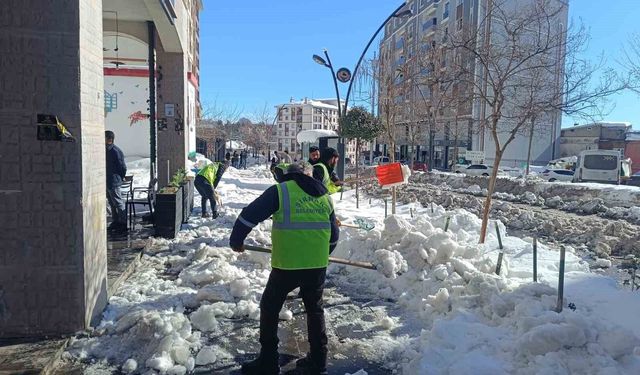 Şırnak'ta kar seferberliği: Kaldırımlar küreklerle temizlendi