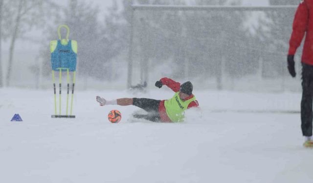 Sivasspor kar altında çalıştı