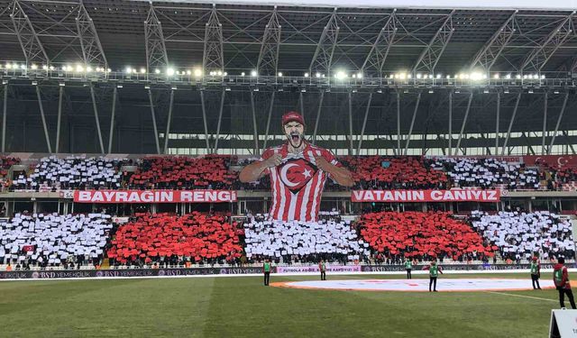 Sivasspor taraftarlarından Türk bayrağı koreografisi