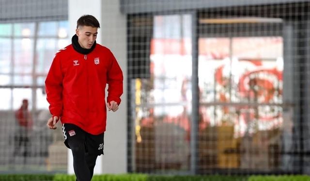 Sivasspor, yoğun kar sebebiyle kapalı sahada çalıştı