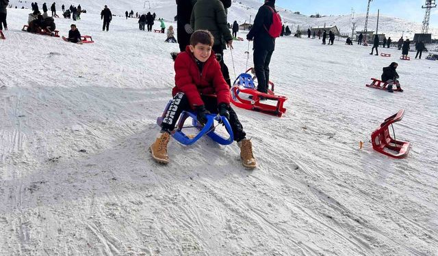Sömestir tatilinde ailelerin adresi Elmadağ Kayak Merkezi oldu