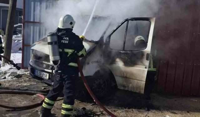 Suluova'da park halindeki kamyonet yandı