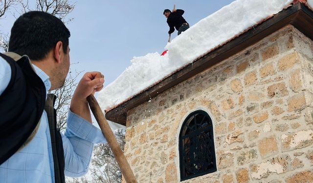 Tarihi miras onlara emanet: Muhtar ve imamdan örnek kar mesaisi