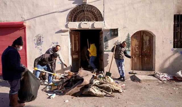 Tarsus'ta kötü koku şikayeti üzerine adrese giden ekipler, evden 28 kamyon atık çıkardı