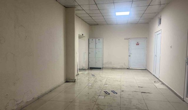 Tavanından sular akan hastanede koridorlar çamurla kaplandı