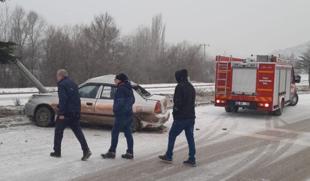 Tavşanlı'da kontkrolden çıkan otomobil karşı şeride geçti: 3 yaralı
