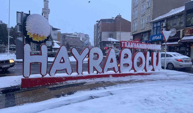 Tekirdağ'da kar yağışı etkisini sürdürüyor