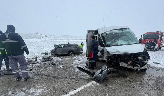 Tekirdağ'da otomobille kamyonet çarpıştı: 1 ölü, 3 yaralı