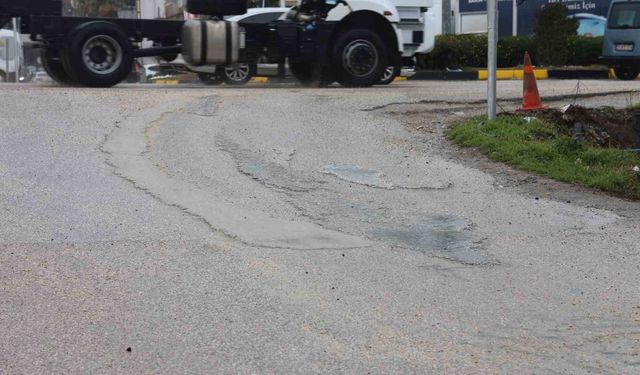 Trafik ışıklarında beklerken yolu betonla kaplayan mikser sürücüsüne ceza uygulandı