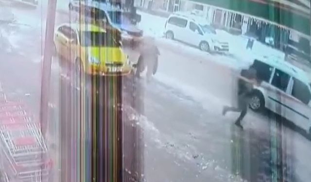 Trafik kilitlenince taksiden indi, havale geçiren çocuğu kucağında hastaneye taşıdı