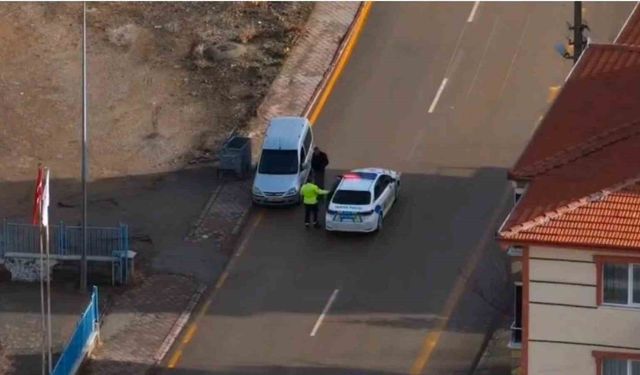 Trafik uygulamasından kaçtı, havadan yapılan sıcak takiple yakalandı: Sürücüye ceza yağdı