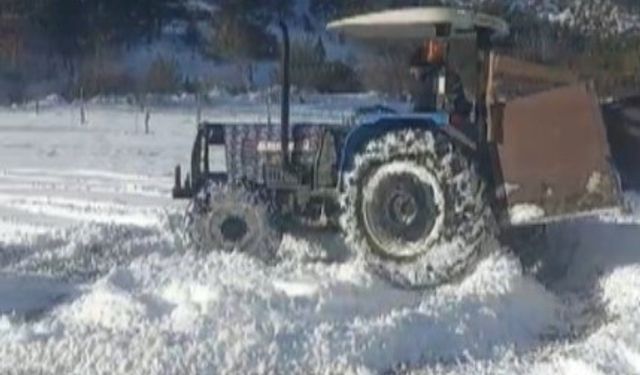 Traktörlerle tarlada kar drifti