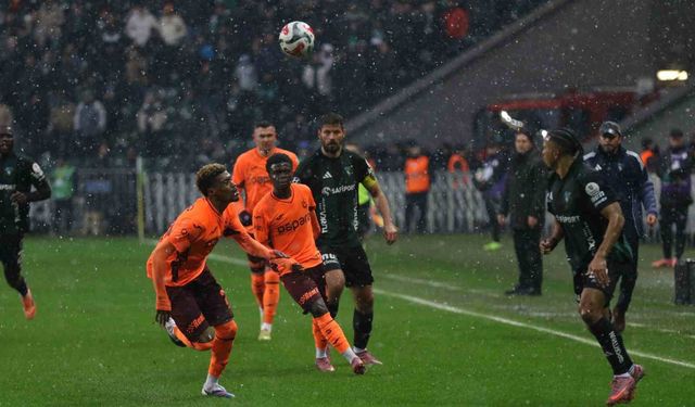 Trendyol Süper Lig: Kocaelispor: 1 - Trabzonspor: 1 (İlk yarı)