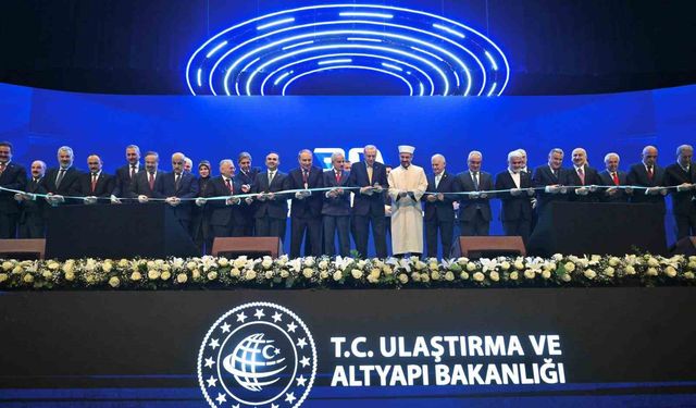 Ulaştırma ve Altyapı Bakanı Uraloğlu: '2002'de 6 bin 101 kilometre olan bölünmüş yol ağımızı bugün 30 bin kilometreye çıkardık'