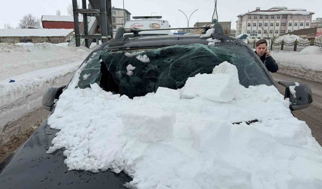 Üst geçitten otomobilin üzerine kar kütlesi düştü: 1 yaralı