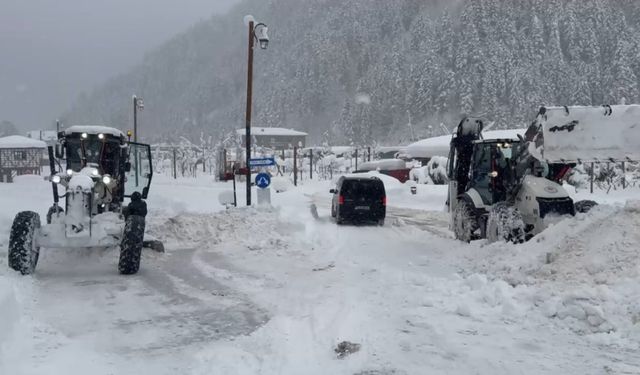 Uzungöl'de kar kalınlığı 1 metreyi aştı