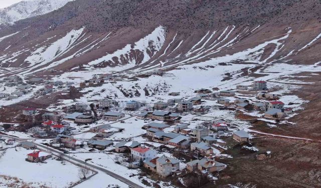 Van'ın kırsal mahallelerinde karla gelen güzellik