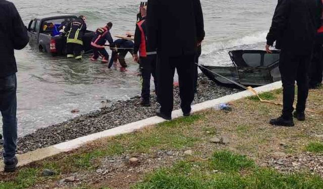 Yalova'da kontrolden çıkan pikap denize uçtu: 1 yaralı