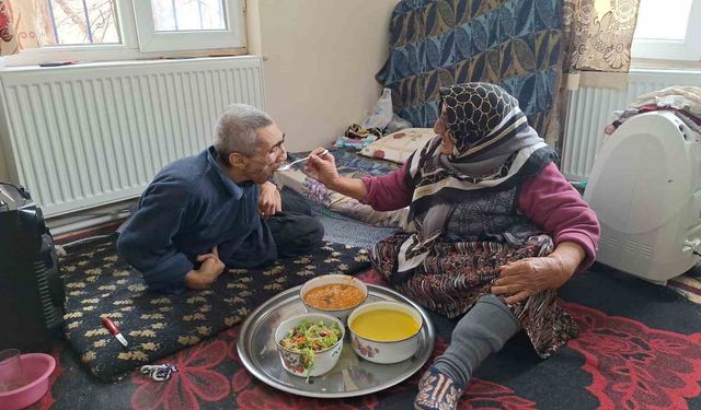 Yaşlı kadın engelli oğluna 61 yıldır 'bebek' gibi bakıyor: Azmiyle örnek oluyor