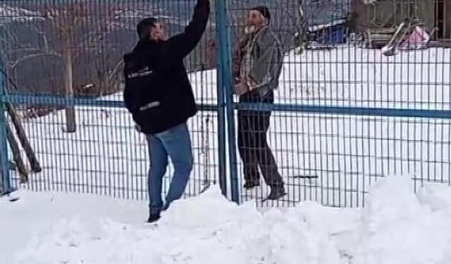 Yaşlı kadının ilaçları, yolu karla kaplanan mezraya kepçeyle ulaştırıldı