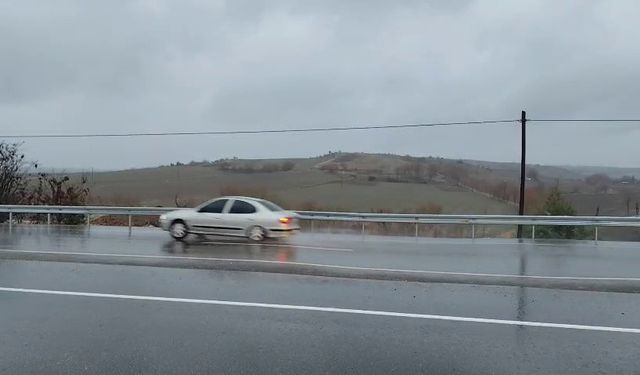 Yeni yapılan yolda yaşanan çökme kazalara daveti çıkarıyor