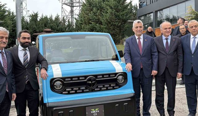 Yerli üretim elektrikli araca, Bakan Bolat hayran kaldı