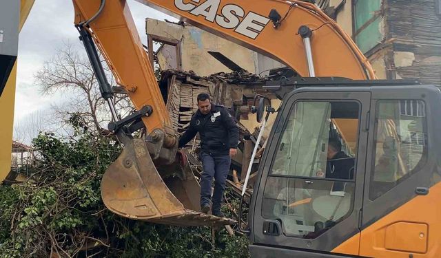 Yıkım sırasında Türk bayrağı hassasiyeti