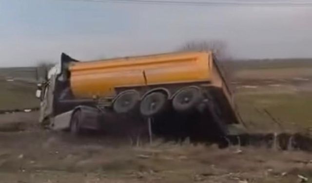 Yol kenarına devrilen kamyonun sürücüsü yaralandı